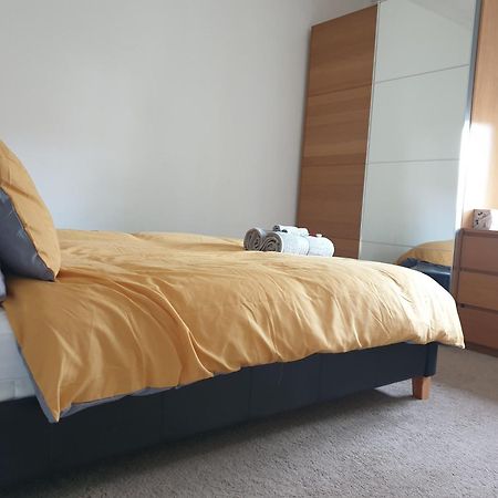 Luxury 1-Bed Apartment With Stunning City Views Perfect For Short Stays In Лондон Екстер'єр фото