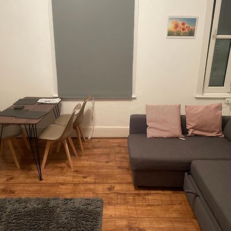 Luxury 1-Bed Apartment With Stunning City Views Perfect For Short Stays In Лондон Екстер'єр фото
