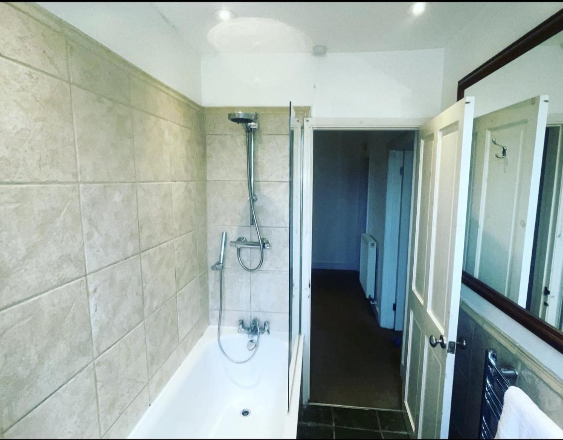 Luxury 1-Bed Apartment With Stunning City Views Perfect For Short Stays In Лондон Екстер'єр фото